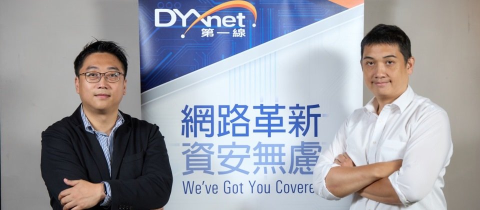 (左起)第一線台灣業務總監吳國儀及第一線產品及服務管理集團總監施純烽