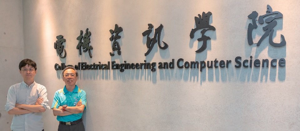中興大學資訊工程學系副教授兼圖書館副館長范耀中(左)、中興大學資訊工程學系 主任吳俊霖(右)