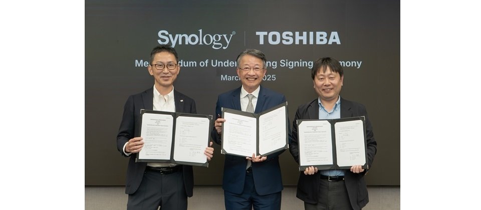Synolgy 群暉科技董事長暨執行長翁英暉(中)期待能與台灣東芝電子更深化合作關係,提供更符合客戶需求的資料管理解決方案。另東芝電子元件及儲存裝置株式會社儲存產品銷售與行銷部總經理外山淳史(右),及台灣東芝電子零組件股份有限公司董事長塩出浩一(左)也肯定與 Synology 合作能為客戶創作更多價值。