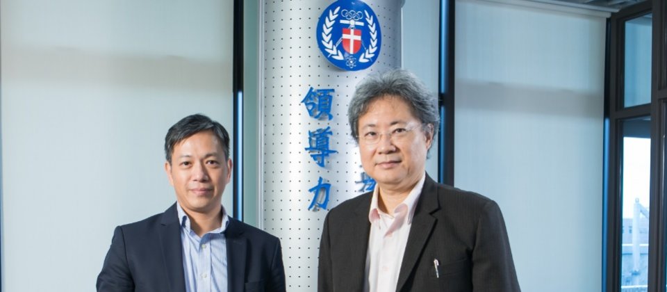 (右起) 中原大學研究發展處研發長 洪穎怡及雙子星雲端運算業務副總 方榮智