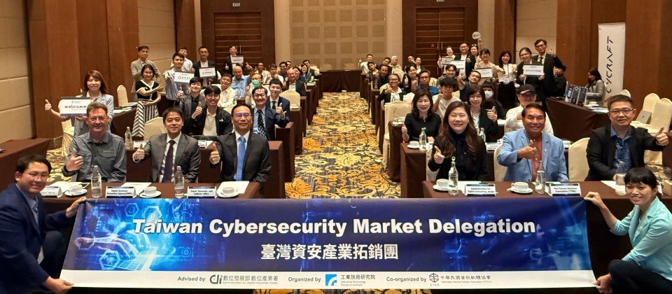 2025泰國臺灣資安日活動,駐泰代表藍夏禮_左起三_、數位產業署童明慧主秘(右起三)與泰國當地來賓合影