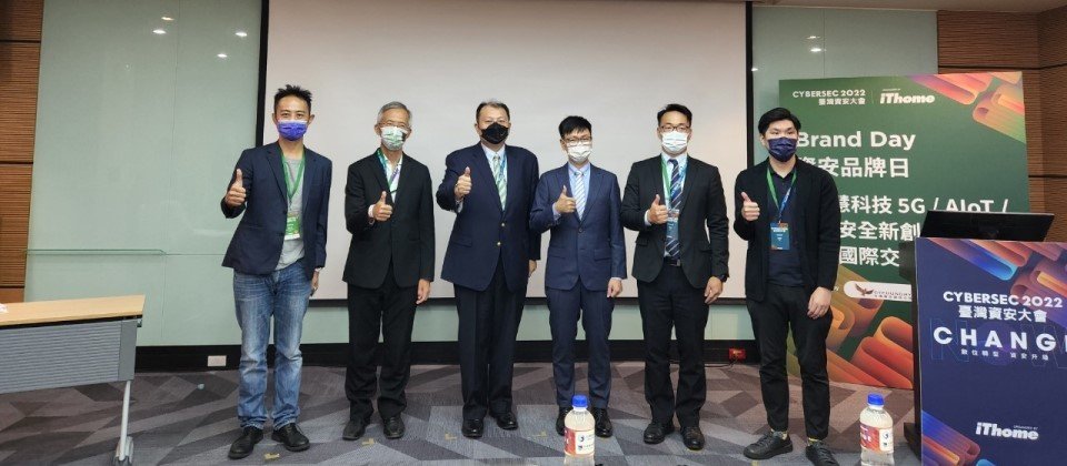 數位發展部闕河鳴政務次長(左三)擔任開幕演講,臺日產業合作推動辦公室主任陳龍(右二)分享亞灣新創園及台日新創合作機會介紹。
