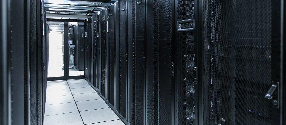 選擇 NetApp AFF A200,讓我們不擔心機房歲修或颱風停電後無法重啟儲存設備,也不再因為資料備份的繁冗耗時而傷透腦筋;確保所有數據資產皆受嚴密保護,所有校務服務都順暢運行。 ― 明志科技大學圖書資訊處系統開發組組長 劉錫斌
