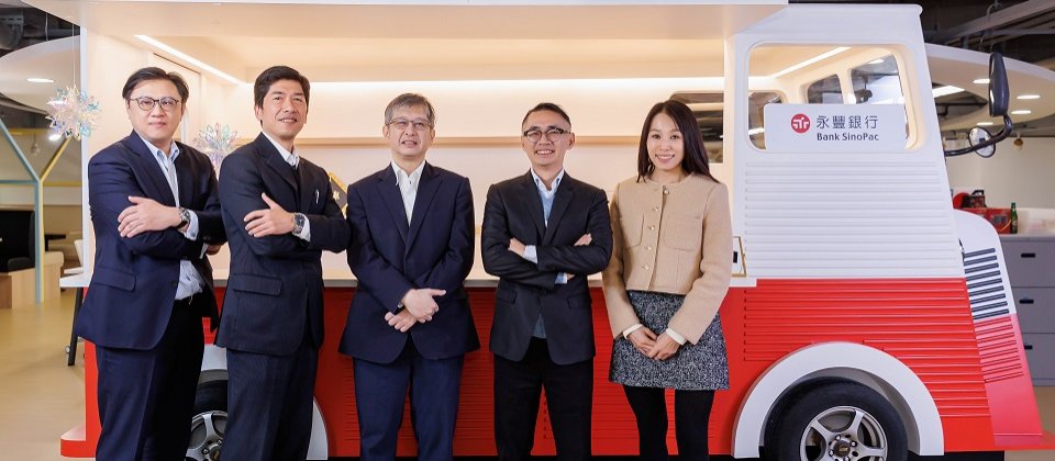 (左起)Kyndryl 台灣區總經理黃文聰、永豐銀行資訊處處長 沈志成、永豐銀行顧問蔡瑞庭、永豐銀行資訊處資深專業協理 林祺翔、台灣微軟大型企業商務事業群總經理李倩