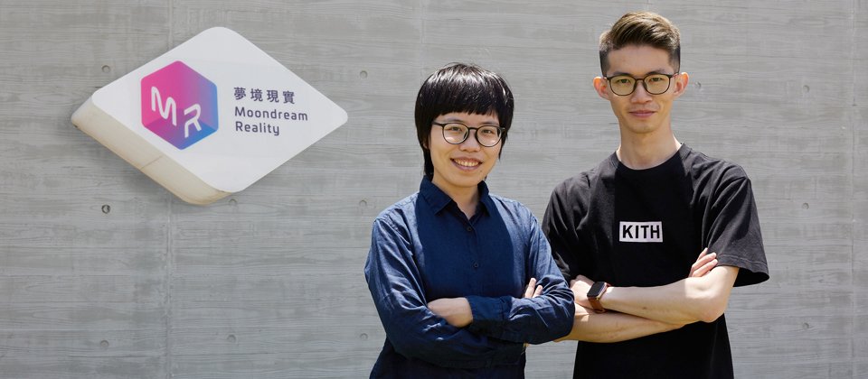 台灣總經銷精誠資訊(圖右:邱彥彰產品經理)協助夢想動畫(圖左:吳文琪互動部門總監)進行MR設備的安裝部署及技術轉移