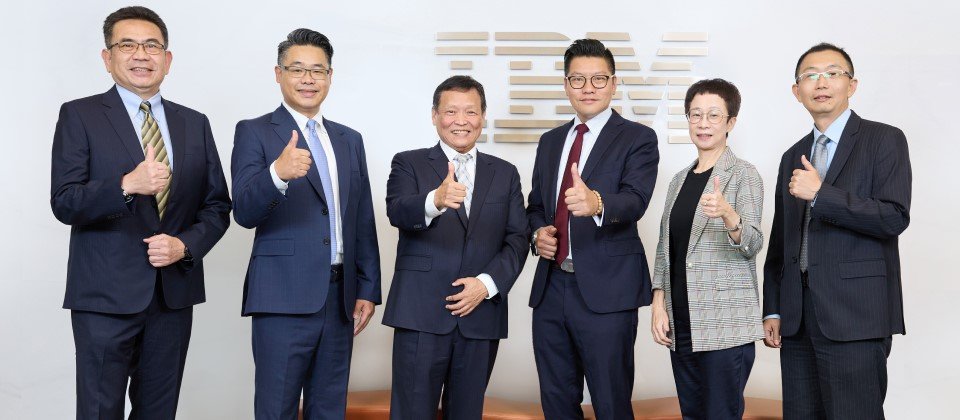 (左至右) 中菲電腦專業服務部資深協理蘇煥堃、IBM大中華區 Power伺服器事業群總經理朱宥鑫、 中菲電腦總經理張樹義、台灣IBM總經理李正屹、中菲電腦副總經理胡淑嫻、 台灣IBM合作夥伴生態事業部總經理闕志銘