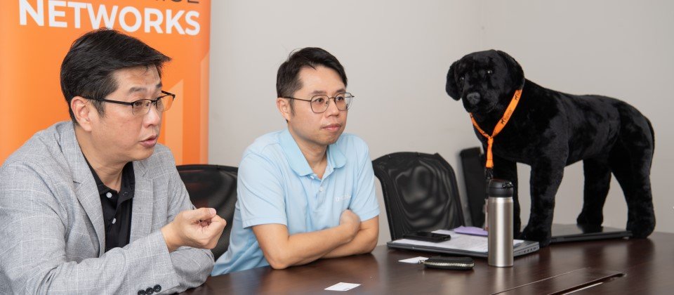 RUCKUS台灣區業務總經理胡德宗(圖左)與友訊台灣專案技術處副處長施建業(圖中)