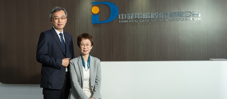 (左至右) 中菲電腦信託軟體事業部資深協理洪國城、中菲電腦副總經理胡淑嫻