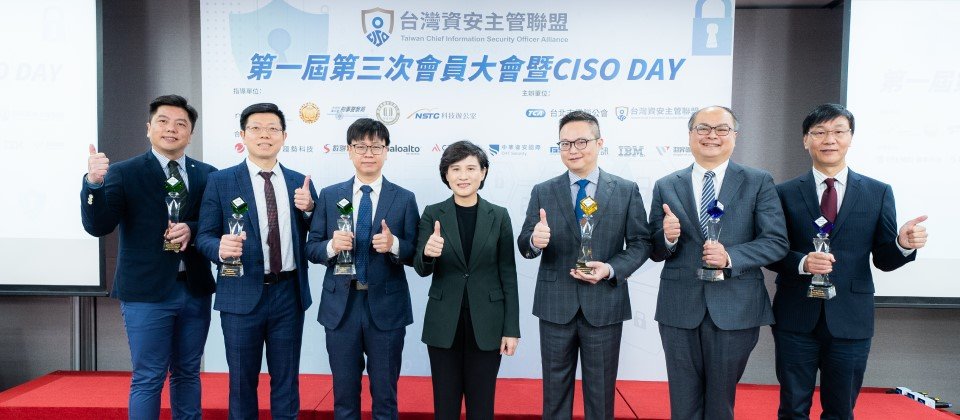 行政院鄭副院長(中)與得獎公司合影。得獎公司由左至右:兆勤科技/奧義智慧/杜浦數位/睿控網安/來毅數位/中華資安國際