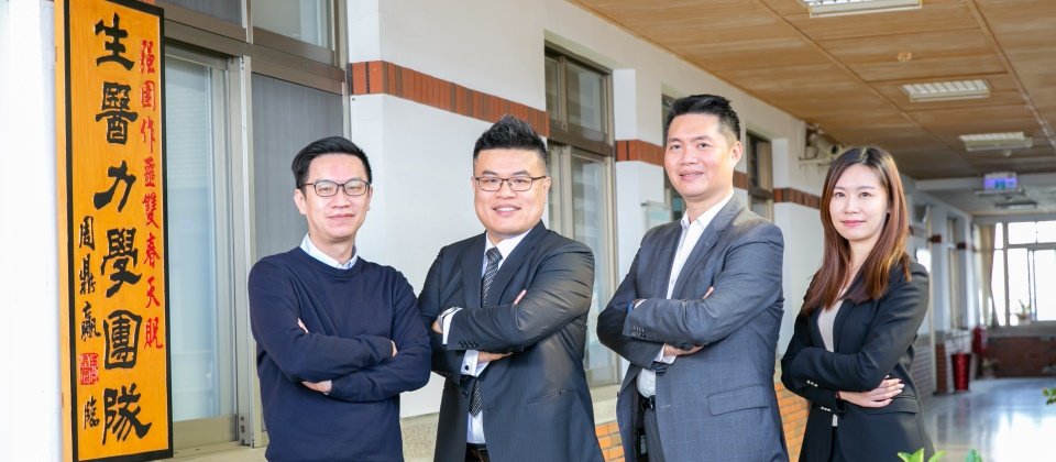 (左二) 國立成功大學 生物醫學工程系 周鼎贏助理教授 (左起) AMD馬迅予、HPE 副總胡金雲、HPE 孫翊婷