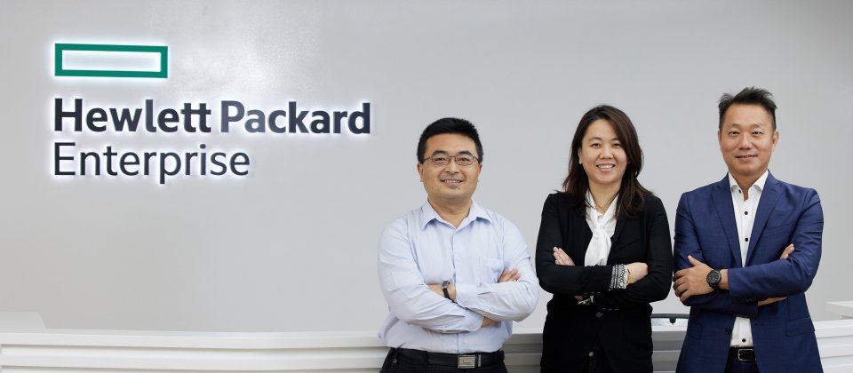 慧與科技(HPE)經銷夥伴暨成長事業處副總經理 邢啟文(右)、慧與科技HPE Compute HPC & MCS Storage 事業處業務經理 邱伊玲以及逸凡科技技術支援暨服務部技術顧問 盧相平