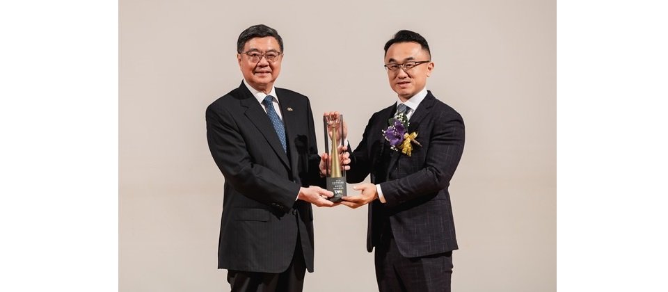 群暉科技業務暨行銷總監高志鵬 (右) 表示相當榮幸能獲得這項殊榮,並承諾會持續強化產品與服務,協助更多企業保持競爭優勢