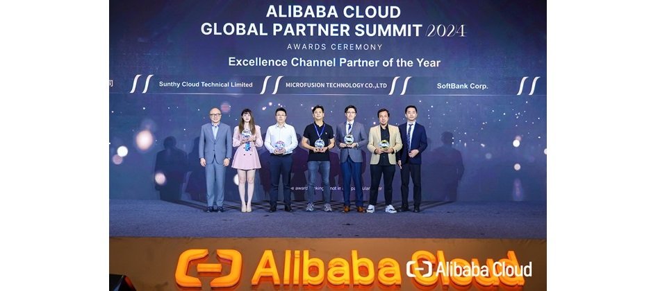 宏庭科技多雲服務處 經理 Sherry Chou 上台領獎「Alibaba Cloud 年度卓越夥伴獎」