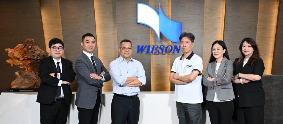 HPE協助驊陞科技打造高效且高可用性的IT架構,並建立完整資料保護機制。(右起為HPE慧與科技數據服務暨儲存方案事業群業務協理陳孝萱 、HPE慧與科技數據服務暨儲存方案事業群總經理蕭舜華、驊陞科技經理洪壽隆、驊陞科技總經理陳正煌、東捷資訊總經理王智羣、東捷資訊業務經理顧乾櫂)