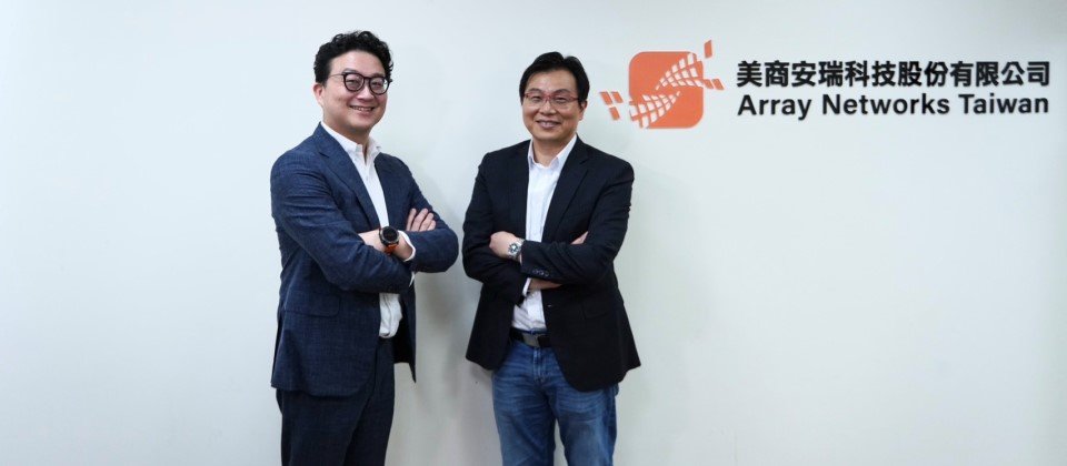 (左起)資褓儲存總經理林孟麒、Array Networks 執行長 Joe Hwang