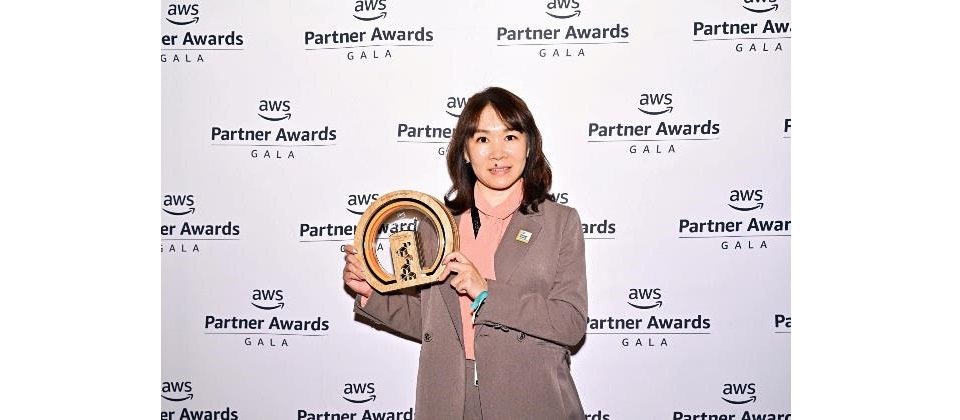 伊雲谷數位科技執行長林儀蒞臨「2024 AWS re:Invent 合作夥伴頒獎典禮」代表領獎。