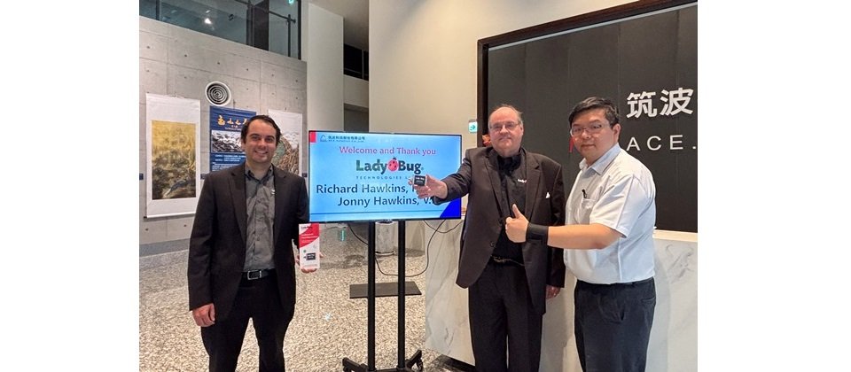 筑波科技與LadyBug提供USB功率量測解決方案。 圖:LadyBug 研發副總裁Jonny Hawkins(左一)、總裁 Richart Hawkins(中) 和筑波科技商務開發經理李凱傑(右)