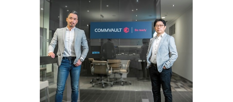 Commvault 臺灣區資深業務協理曹淏翔（左）與資深技術顧問陳力維