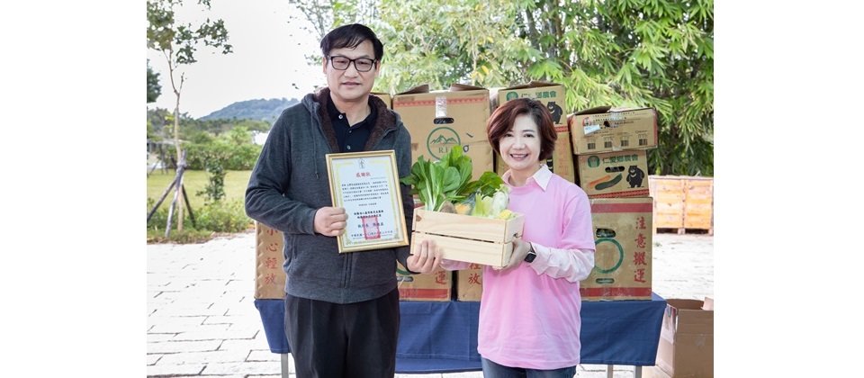 NEC台灣總經理賴佳怡(右)與桃園市私立少年之家執行長張進益(左)一同合影
