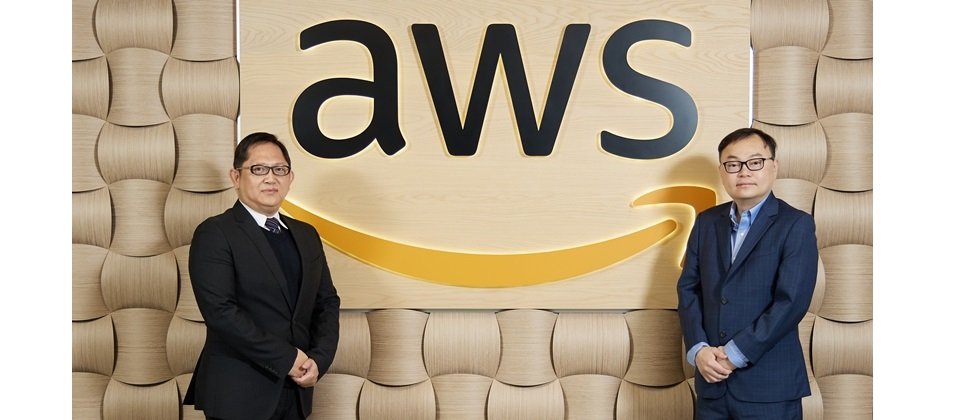(左起) 資拓宏宇國際資通應用事業部副總經理曾慶龍與AWS台灣合作夥伴部門暨銷售總監翁宇強合影。