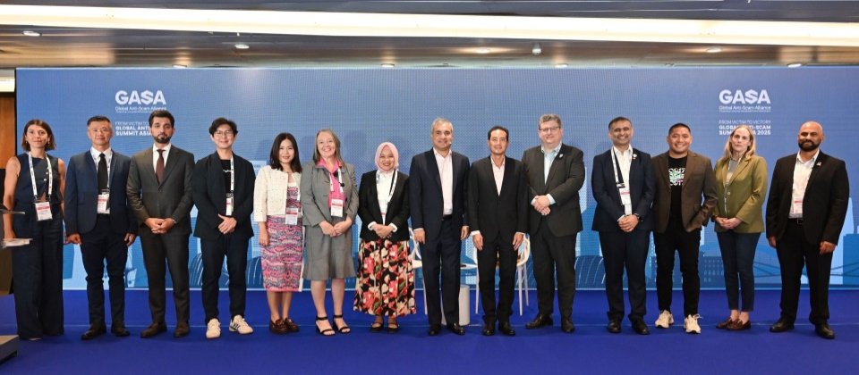 參與貴賓合照,包含 Gogolook 共同創辦人暨執行長郭建甫(左四)、新加坡數位發展及新聞部高級政務部長陳杰豪(右六),以及GASA 董事總經理 Jorij Abraham(右五)