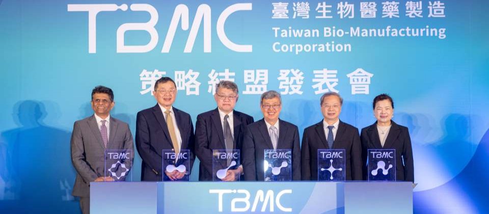 由左至右依序為Resilience執行長Rahul Singhvi、Resilience副董事長 楊育民、 TBMC董事長 瞿志豪、行政院長 陳建仁、行政院政務委員暨國發會主委 龔明鑫、經濟部長 王美花。