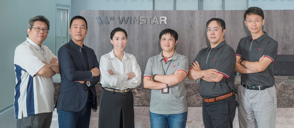 華凌光電導入HPE ProLiant DL385 Gen11,加速AI轉型並實現流程與生產自動化,邁向智慧製造新階段。(右起為華凌光電AI應用研究所潘博士、華凌光電資訊部張經理、華凌光電資訊部高協理、鉅晶國際業務經理鄭立若、HPE慧與科技資深業務經理王育誠、昕城數位專案經理陳青良)