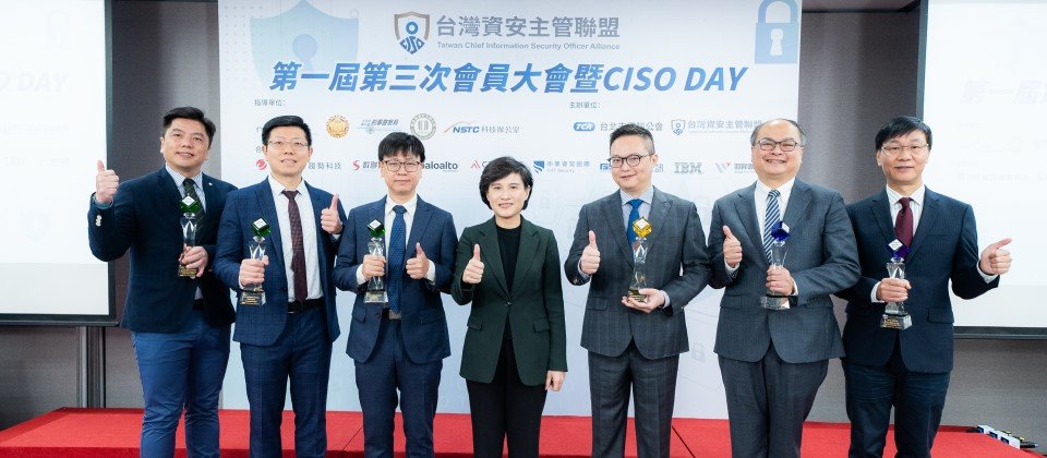 行政院鄭副院長(中)與得獎公司合影。得獎公司由左至右:兆勤科技/奧義智慧/杜浦數位/睿控網安/來毅數位/中華資安國際