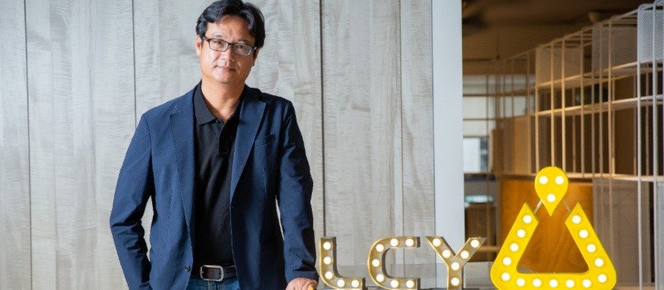 李長榮化工資訊處資深處長翁英哲表示:「李長榮的數位轉型策略是資訊視覺化、管理數據化、控制智慧化,因此,我們的日常運作就是透過資料收集,讓大家看見資料,據此管理日常運作,再結合 AI,更智慧化地完成工作。」 李長榮化工資訊處資深處長翁英哲表示:「李長榮的數位轉型策略是資訊視覺化、管理數據化、控制智慧化,因此,我們的日常運作就是透過資料收集,讓大家看見資料,據此管理日常運作,再結合 AI,更智慧化地完成工作。」