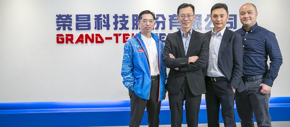 由左至右:張哲國(Light Star 系統整合處專案經理);陳啟元(榮昌科技 MIS經理);王子文(Lenovo SDI業務發展經理)林劉恩 (Lenovo業務經理)