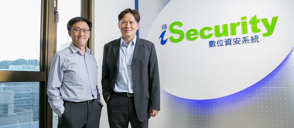 (左)數位資安技術經理 曾本涵 (右)數位資安技術副總 賴銘俊