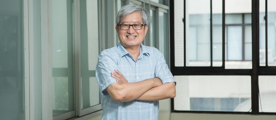 「高師大的所有資料,都存放在SQL 資料庫中,而SQL 資料庫的運作方式,在NetApp E-Series 儲存設備能獲得良好發揮,混合式快閃儲存系統中低成本的SAS 硬碟,能夠用來存放大量的資料,而高效能的SSD 則可作為存取資料庫的快取,使得應用程式的效能獲得顯著提升。」 國立高雄師範大學校長 吳連賞