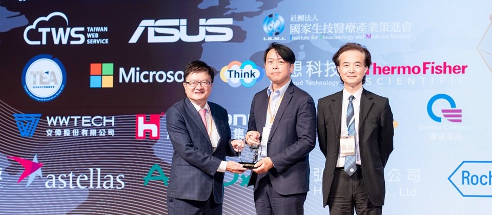 長庚醫療財團法人程文俊主委、華碩雲端暨台智雲吳漢章總經理、基隆長庚紀念醫院詹益聖副院長於「2025年健康台灣:智慧、再生與精準醫療國際研討會」演講互動合影。