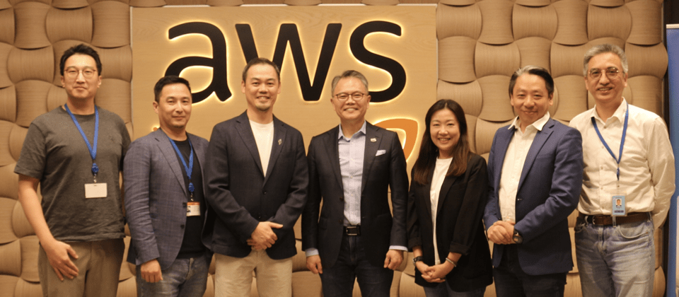 從左至右:MongoDB 香港及台灣業務總監 齊宏輔、MongoDB 台灣區域總監 徐世安、MongoDB 大中華區副總裁 胡建基、AWS 香港暨台灣總經理 王定愷、MongoDB 香港及台灣合作夥伴總監 梁詠珊、AWS 台灣區業務副總 吳俊逸、AWS 台灣合作夥伴部門總監 陳信宏