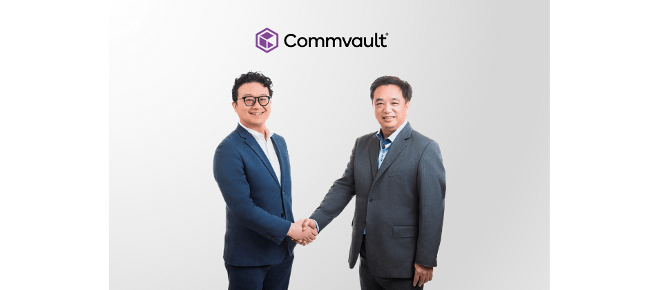 資褓儲存深化Commvault合作模式,協助台灣經銷夥伴推動業務成長,並提高其自動化流程的效率及能見度。(右為Commvault台灣銷售總監曾俊智,左為資褓儲存總經理林孟麒)