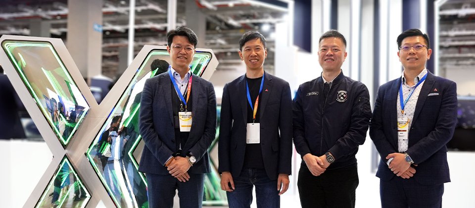 祺富資本管理合夥人陳柏助(左一)與奧義智慧三位創辦人邱銘彰、吳明蔚、叢培侃(左二至右)合影,攜手推動 AI 資安技術創新與國際布局。