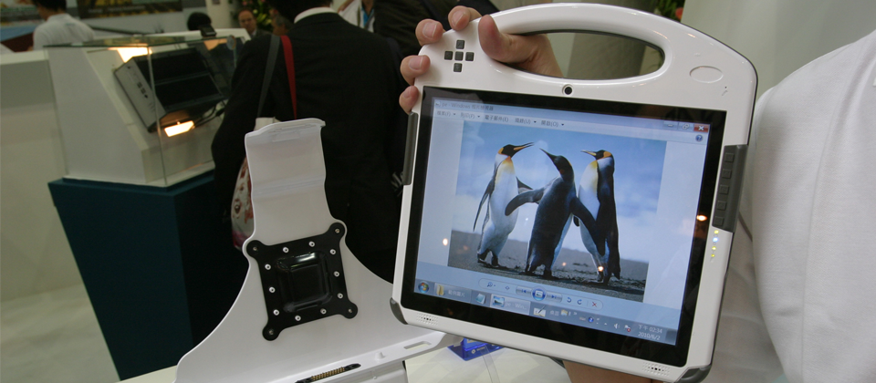 盤儀科技推出第一臺多點觸控醫 療用平板電腦,除了通過醫療等級 認證,並可透過3.5G 或WiFi 連結 網路。