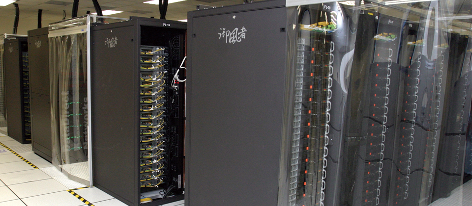 御風者共由6排機櫃組成,兩排機櫃正面相對,中間再使用PVC材質的塑膠垂簾和透明壓克力板來建立封閉性的冷通道,而兩排機櫃背面則相對形成熱通道。