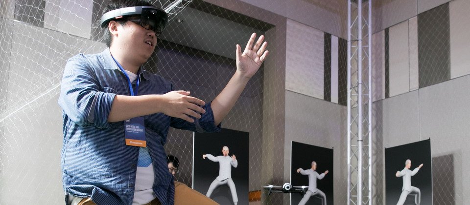 臺大IoX創新研究中心團隊近日公開展示一項AR擴增實境眼鏡新應用,能藉由無人機來教你練太極拳,讓你能透過AR方式來練就一身好功夫。