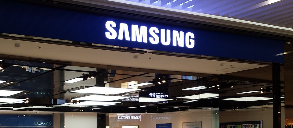 情境示意圖,Photo by Hans Olav Lien on (https://zh.wikipedia.org/wiki/File:Samsung_in_SM_Aura,_Bonifacio_Global_City.jpg) (CC BY-SA 3.0)