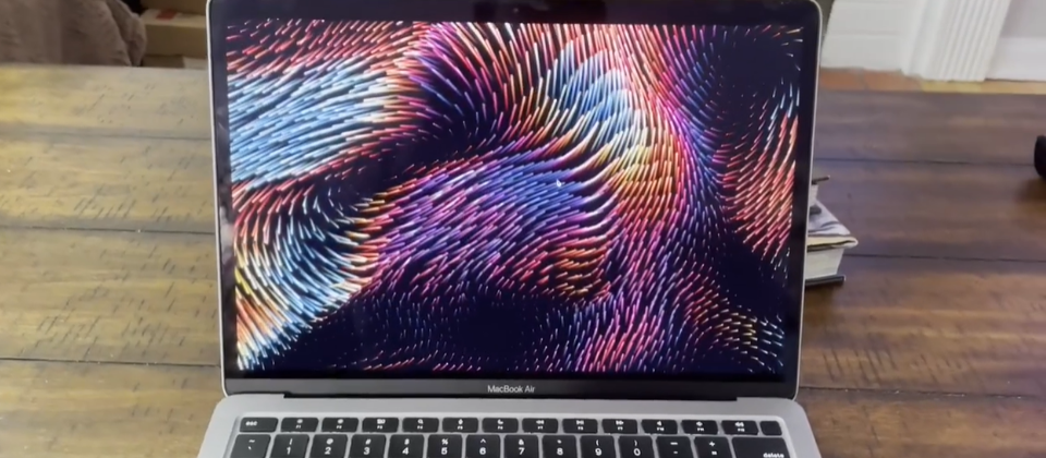 一個M1 MacBook Air用戶在使用Safari瀏覽器時,畫面無預警切換到螢幕保護程式,不管是移動滑鼠或是按空白/ESC鍵都無法回復,最後是蓋上筆電上蓋再掀開就好了。(示意圖,圖片來源/ALOHAPPLE on macrumors forums)