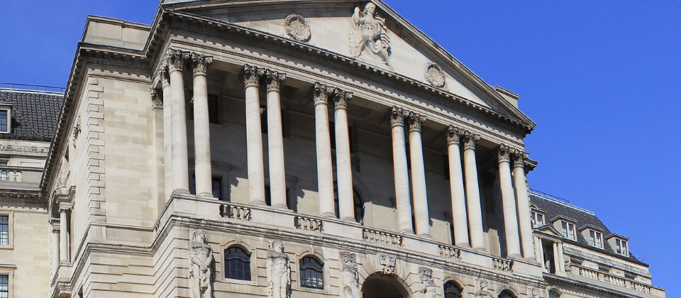 國際清算銀行(BIS)將與歐洲、日本、英國、瑞士及瑞典中央銀行合組聯盟,在各國發行央行版數位貨幣。上圖為英國中央銀行Bank of England。Photo by Katie Chan on https://commons.wikimedia.org/wiki/File:EH1079134_Bank_of_England_06_(cropped).jpg (CC BY-SA 3.0)