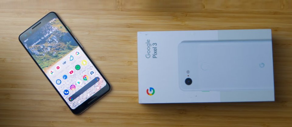 Google Pixel 3 示意圖,Photo by Luca on unsplash