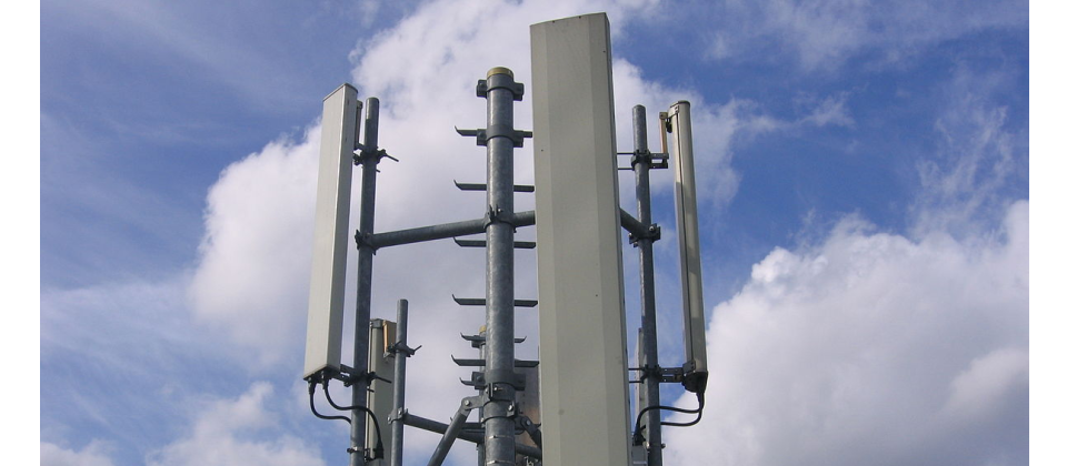 示意圖,Photo by ~Pyb on https://commons.wikimedia.org/wiki/File:GSM_base_station_4.JPG (CC BY-SA 1.0)