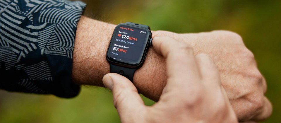 蘋果近年力圖為iPhone及Apple Watch加入健康偵測的軟、硬體。繼心率偵測、血氧、心電圖(ECG)、睡眠偵測功能外,一直有業界傳言,Apple Watch部門也在研發血壓、血糖及體溫偵測功能。(示意圖,圖片來源/蘋果)