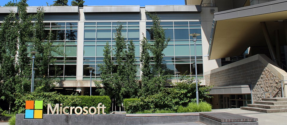CC BY-SA 4.0 Coolcaesar(https://en.wikipedia.org/wiki/Microsoft#/media/File:Building92microsoft.jpg)