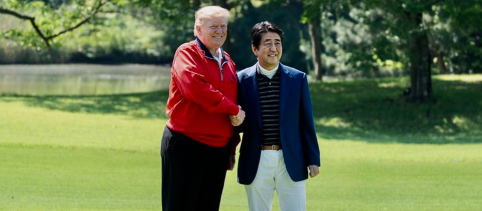 在美國總統川普造訪日本,並與日本首相安倍晉三會面的同一天,日本官方發表聯合聲明,將把資通訊產業納入限制外資持股的名單。(圖片來源:翻攝自https://twitter.com/realDonaldTrump/status/1132498578629222400)