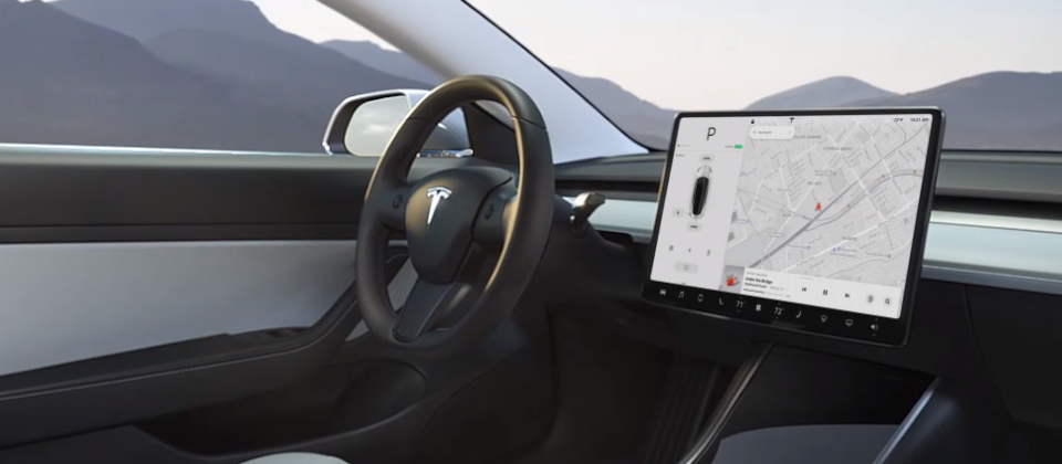 專門調查汽車零件市場的MES Insights估計,目前汽車產業約占全球半導體總營收的9%,相信當電動車在2030年占據全球汽車出貨量的30%時,汽車占半導體領域的營收比重只會有增無減。(上圖為Tesla車內示意,圖片來源/Tesla)