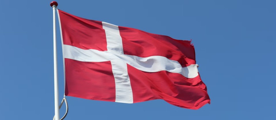 Photo by <a href="https://unsplash.com/@ha_txl?utm_content=creditCopyText&utm_medium=referral&utm_source=unsplash">hannah thiel</a> on <a href="https://unsplash.com/photos/red-and-white-country-flag-__sFyMvL7P8?utm_content=creditCopyText&utm_medium=referral&utm_source=unsplash">Unsplash</a>