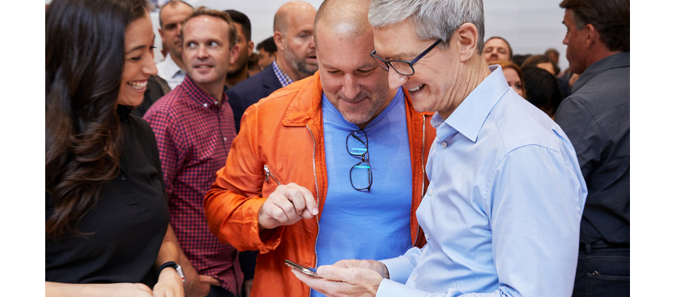 蘋果執行長Tim Cook(圖右)和蘋果設計長Jony Ive(圖左)2017年檔案照,圖片來源:蘋果